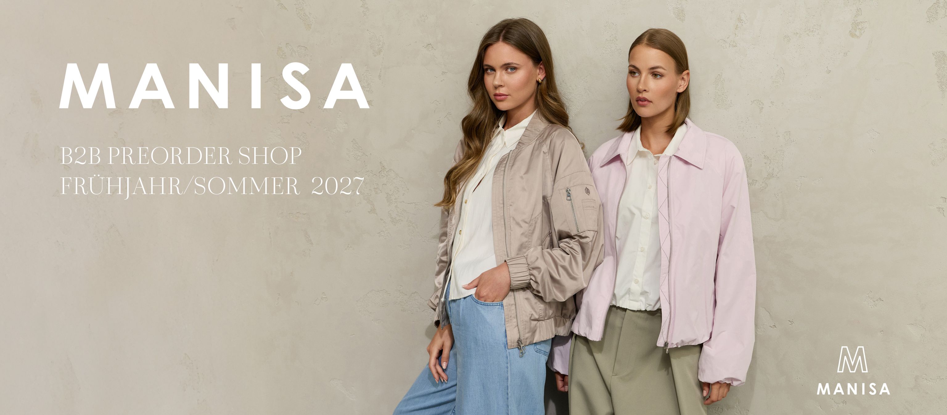 Zwei Frauen im Frühling/Sommer 2027 Look von Manisa mit Jacken vor grauer Wand.